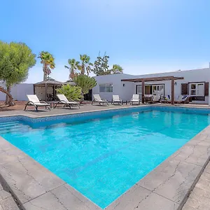 https://villa-bella-teguise.in-canary-islands.com